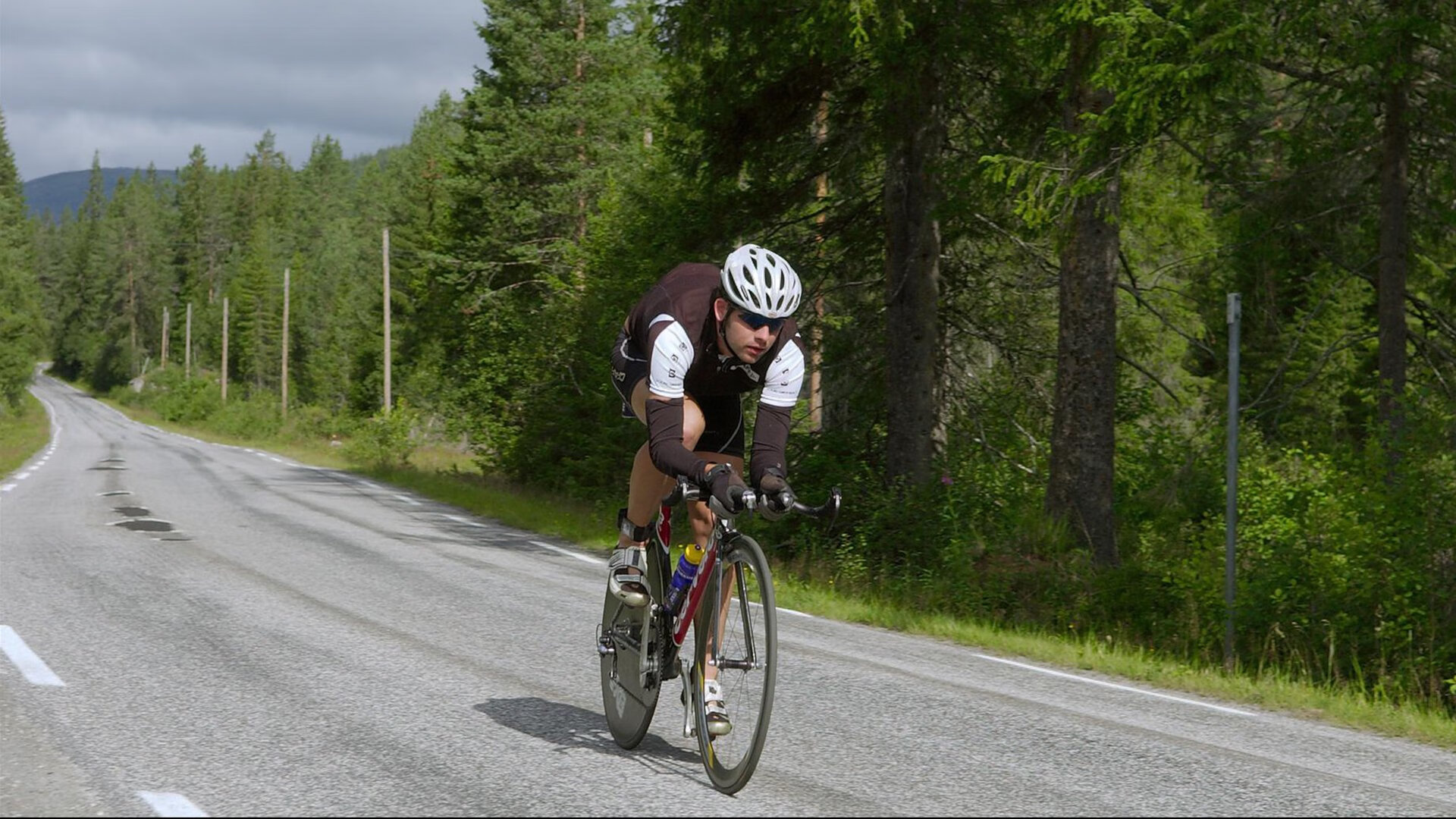 利拉德冷血三分撕裂防线,森林狼铁血防守围猎雄鹿